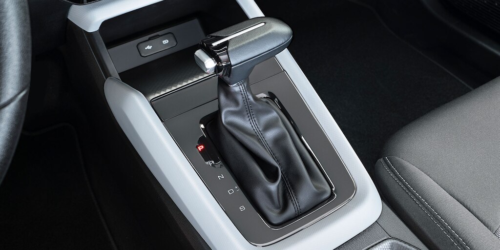 Vista interior Chevrolet Aveo Hatchback 2025, con palanca de velocidades en color negro con detalles en cromo para CVT