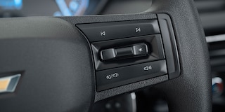Vista interior Nuevo Chevrolet Aveo Hatchback 2025, monovolúmen con volante deportivo de 3 brazos con controles de audio