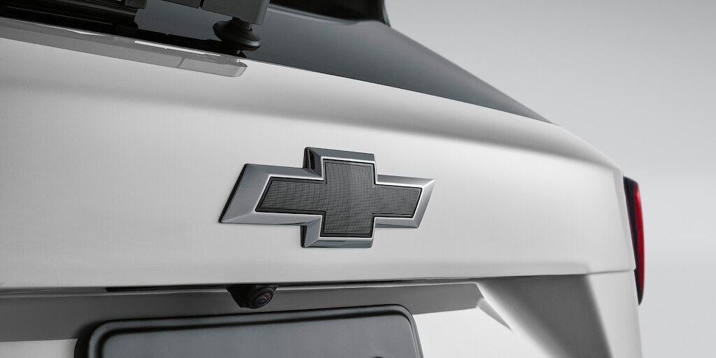 Tu SUV deportiva urbana con emblema negro para Chevrolet Trax 2025