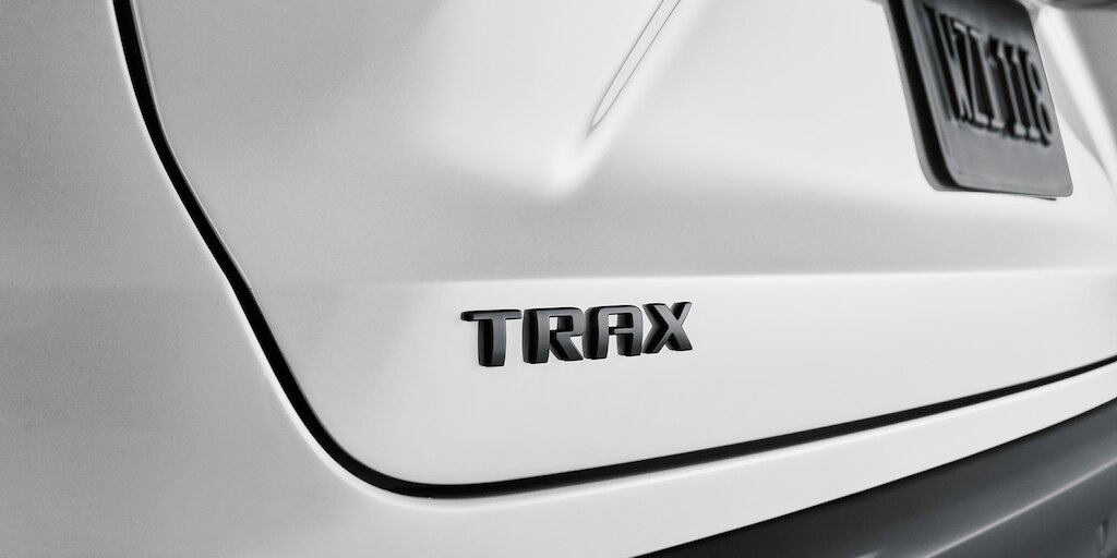 Tu SUV deportiva urbana con emblema trasero negro Chevrolet Trax 2025
